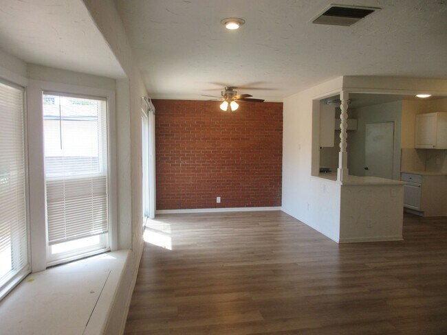 Foto del edificio - Reduced price on this lovely 3 bedroom Lake Balboa home on McLennan Avenue