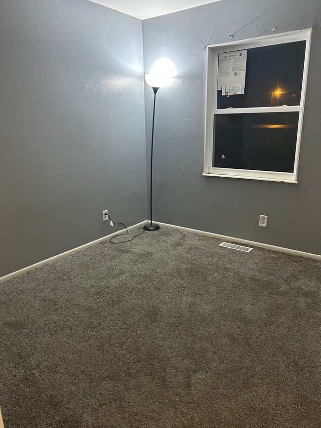 Building Photo - 3 Bed 1.5 bath house