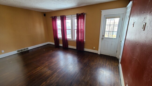 Sala de estar con acceso al porche superior - 439 Goethe St