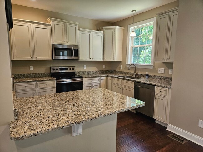 Building Photo - NEW LISTING!!!!!