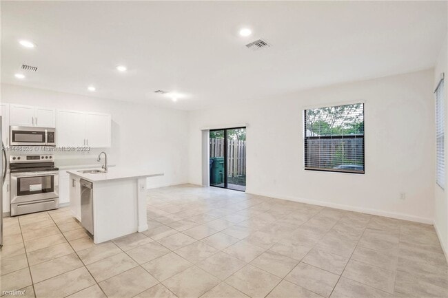 Building Photo - 3 br, 2.5 bath Townhome - 20608 NE 2nd Ct