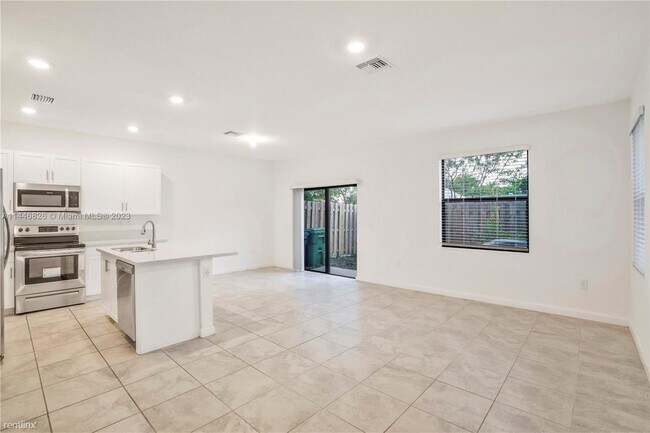 Foto del edificio - 3 br, 2.5 bath Townhome - 20608 NE 2nd Ct
