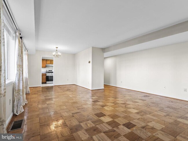 Foto del edificio - 10613 Montrose Ave