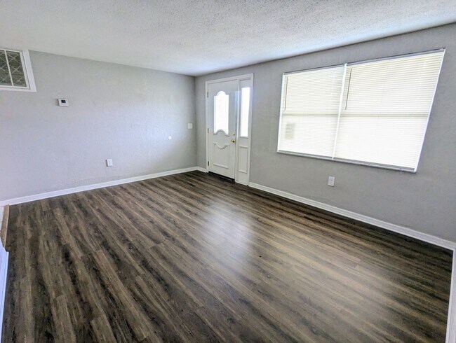 Foto del edificio - POOL HOME!! beautiful 3/1.5 1360 Sq. Ft. w...