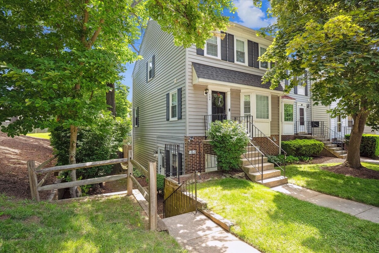Primary Photo - Lovely 2br/1bth ground level condo, close ...