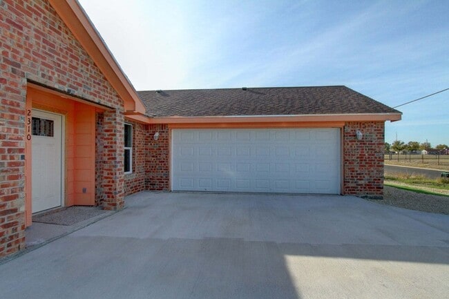 Building Photo - COMING SOON - 4 Bedroom Home + 2 Car Garage and Privacy Fenced Backyard!