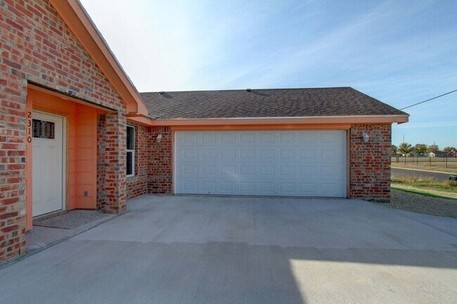 Foto del edificio - COMING SOON - 4 Bedroom Home + 2 Car Garage and Privacy Fenced Backyard!