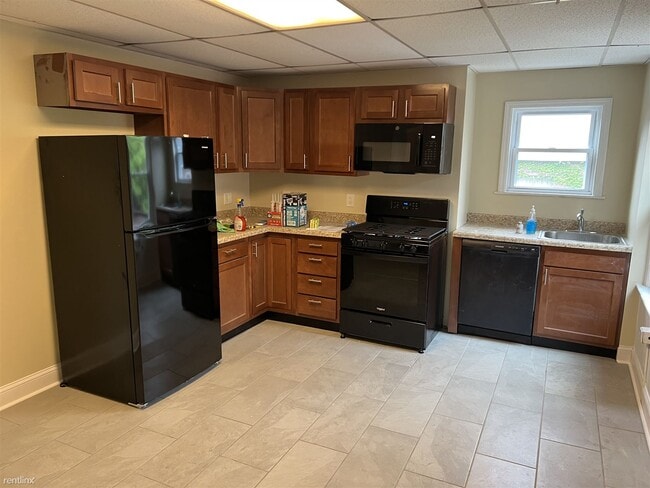 Building Photo - 3 br, 1 bath Duplex - Now/august(uptown)pi...