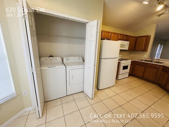 Building Photo - 620 Sonja Cir