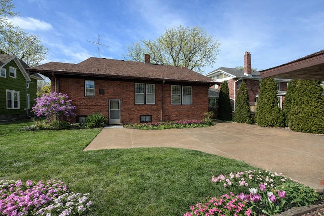 Building Photo - 1155 N Cherry St