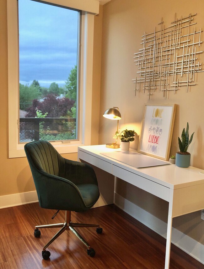 ¡Nuevo espacio de trabajo! ¡Hemos reorganizado todo y hemos creado el espacio perfecto para que trabajes desde casa! - 838 SE 38th Ave