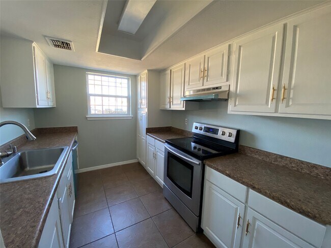 Foto del edificio - 8470 Leawood Blvd