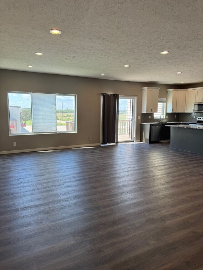 Foto del edificio - Spacious 4-Bedroom Townhome in Norris Scho...