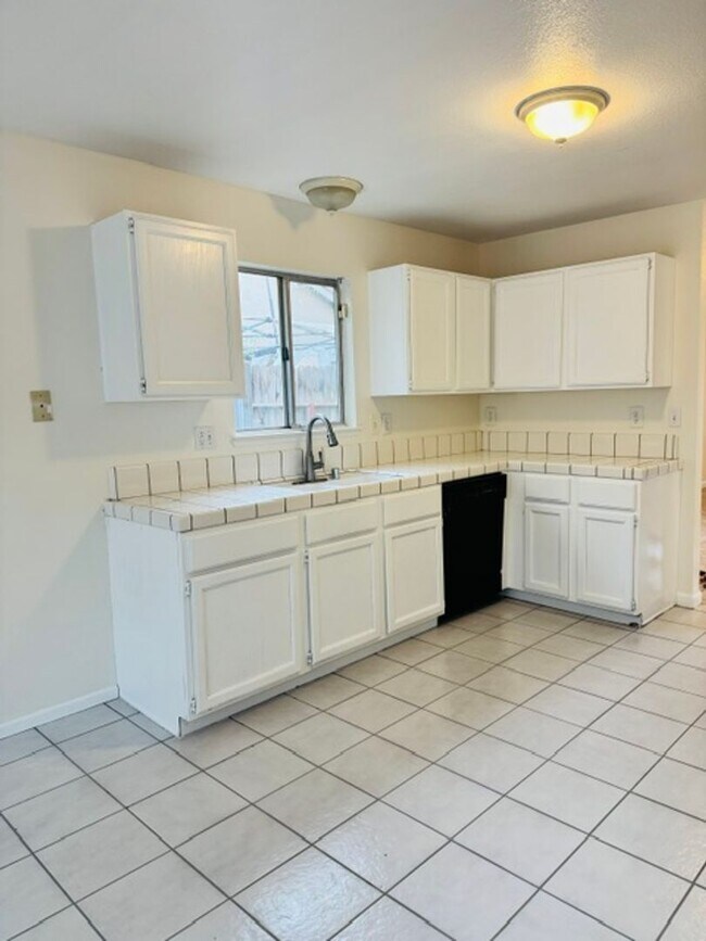 Building Photo - 9004 Pineridge Way