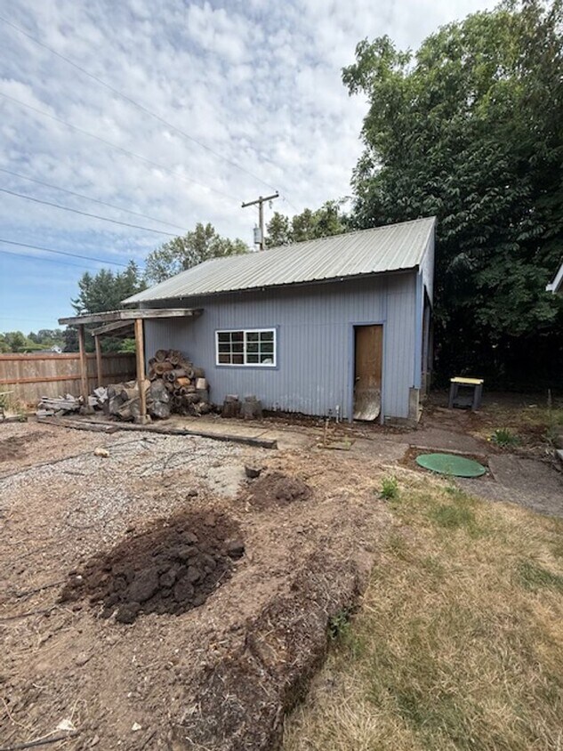 Building Photo - Rare Large Four Bedroom Home Plus Office W...