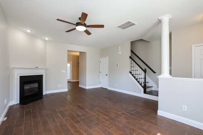 Building Photo - Amazing 3 Bedroom