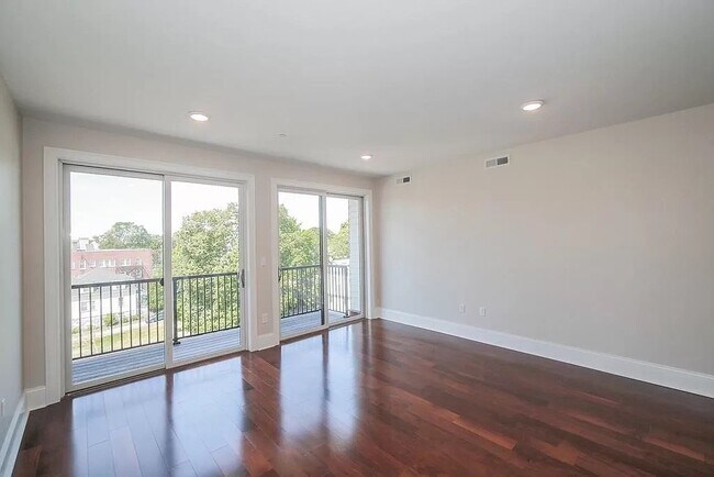 Foto del edificio - 18 Johnson Ave