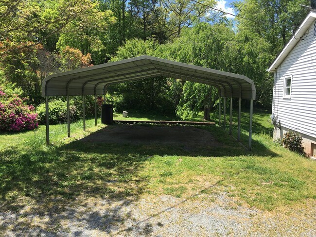 Building Photo - 7515 NC Hwy 9-Lake Lure Area