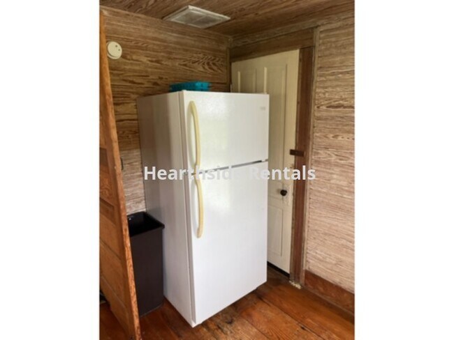 Building Photo - **1 Bedroom 1 Bath Single Family Home in t...