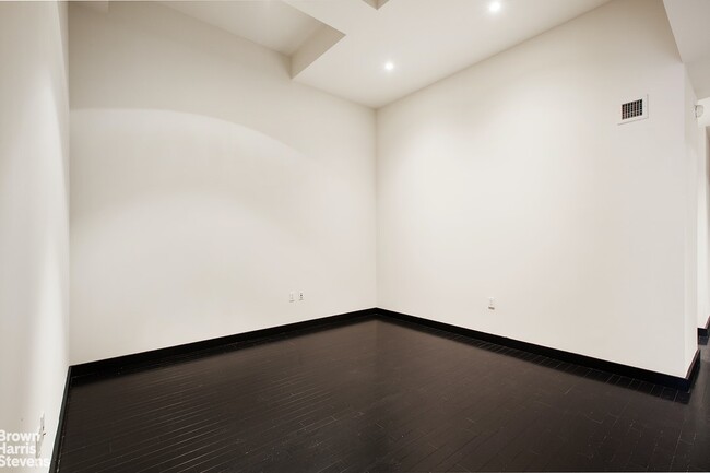 Building Photo - Best Deal Luxury Alcove Studio!