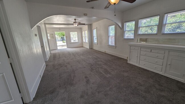 Foto del edificio - Large 4 Bedroom 2 Bath Home