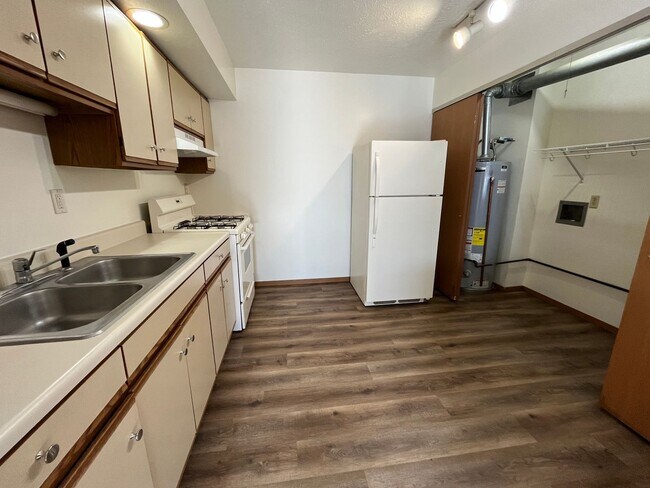 Building Photo - 433-7 HAMPTON PLACE