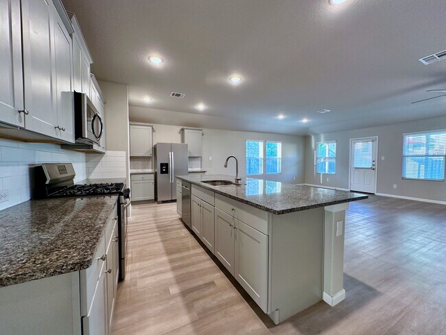 Cocina - 32132 Morels Ave