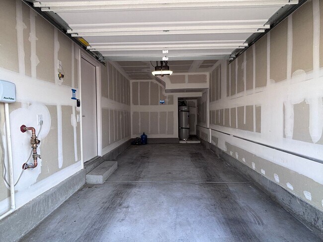 Foto del edificio - Modern 2024 Townhome in Gated Community with Resort-Style Amenities