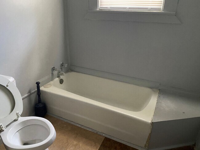 Building Photo - Highland Duplex