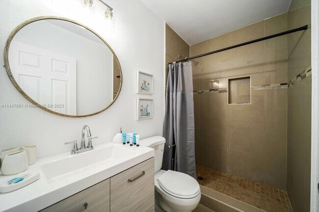 Foto del edificio - 1250 NE 110th St