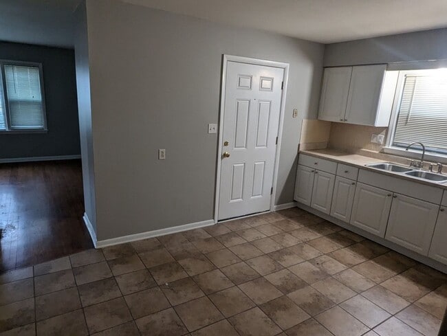 Foto del edificio - 8039-8041 W Beckett Ave