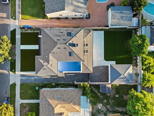 Building Photo - 6051 Teesdale Ave
