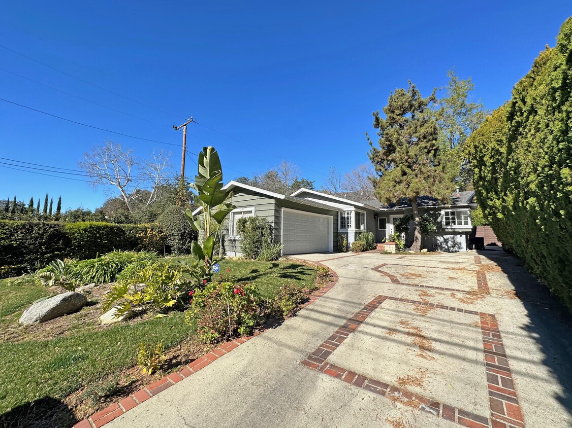 Primary Photo - 211 E Altadena Dr