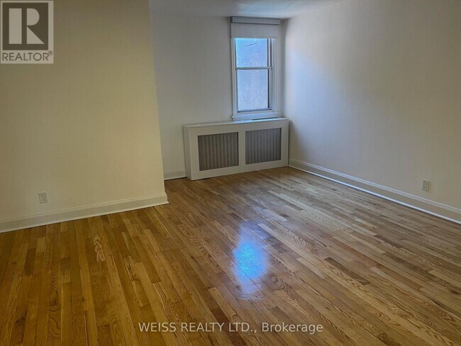 Photo du bâtiment - 517-517 Eglinton Ave W