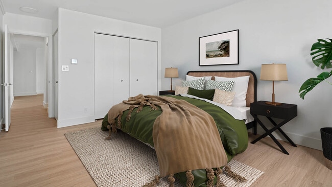 Dormitorio con suelo de superficie dura - The Towers at Longfellow