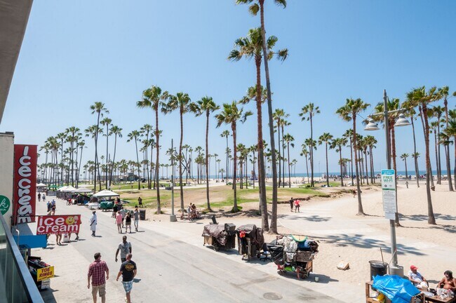 Building Photo - 1307 Ocean Front Walk