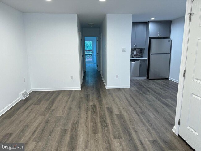 Building Photo - 590 Livezey St