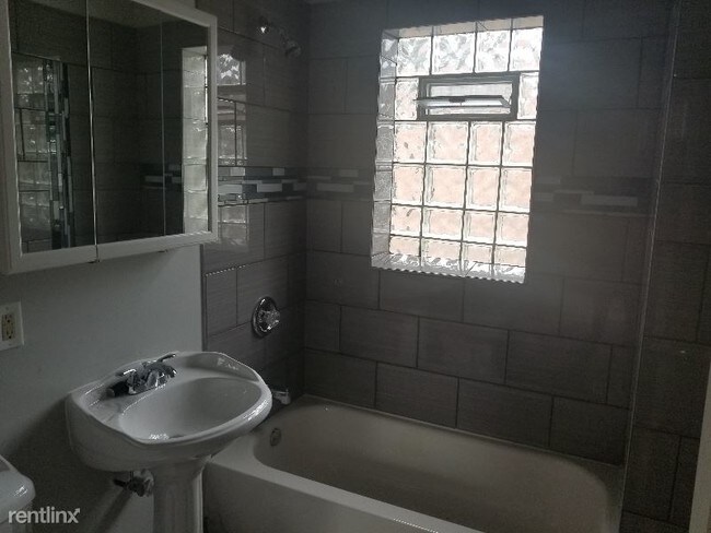 Building Photo - 3 br, 1 bath Apartment - 2924 W. Flournoy