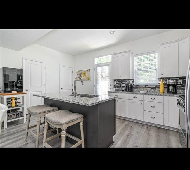 Building Photo - 102 Watson Dr