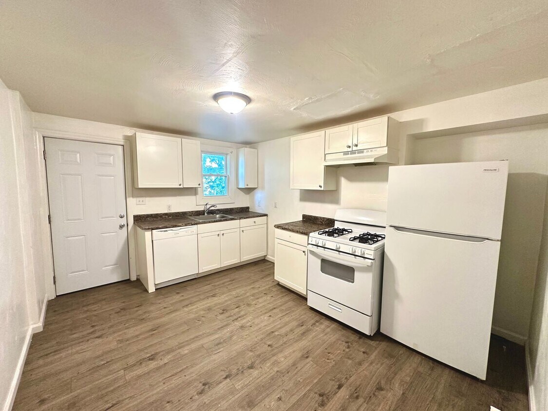 Foto principal - Updated 4 Bed, 1 Bath Home in Hazelwood - ...