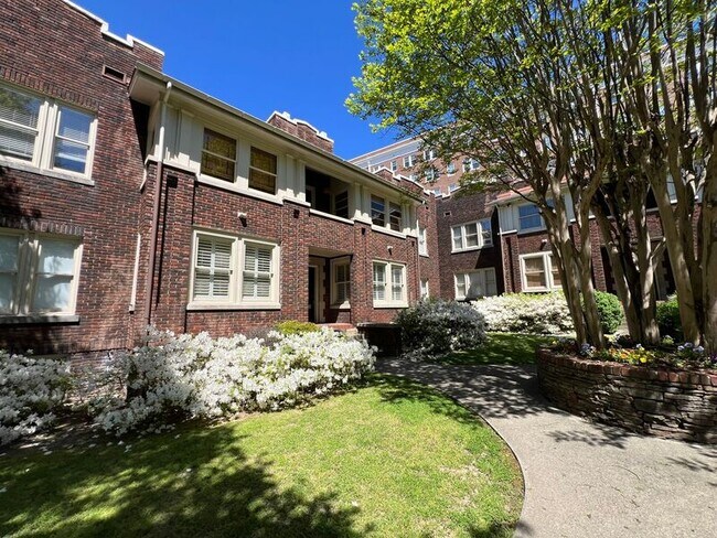 Building Photo - 2819 Highland Ave