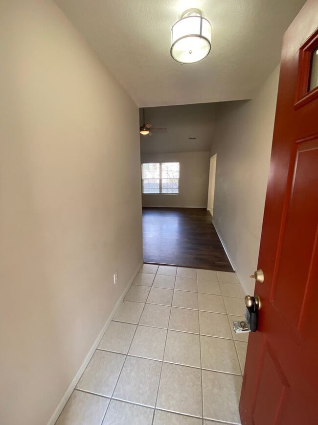 Building Photo - 3BR/2BA $1,800/MO - AVAILABLE 11/1/25