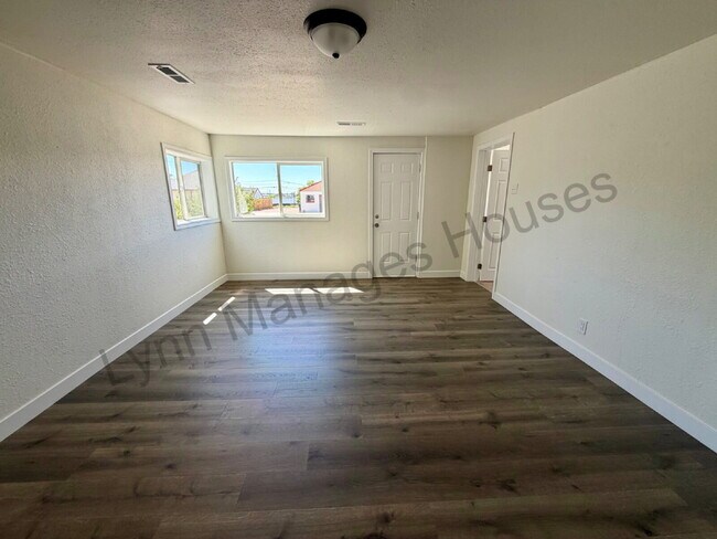 Building Photo - Updated Single Family Home with Fenced Yard