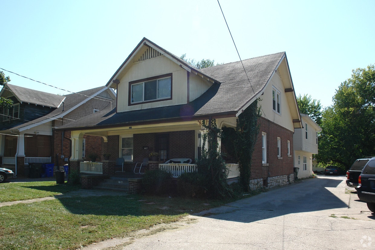 Building Photo - 218 University Ave