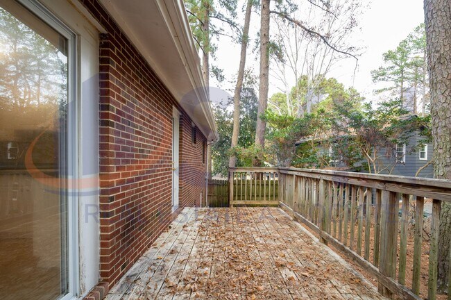 Foto del edificio - Charming Brick Ranch on a Spacious, Wooded Lot!