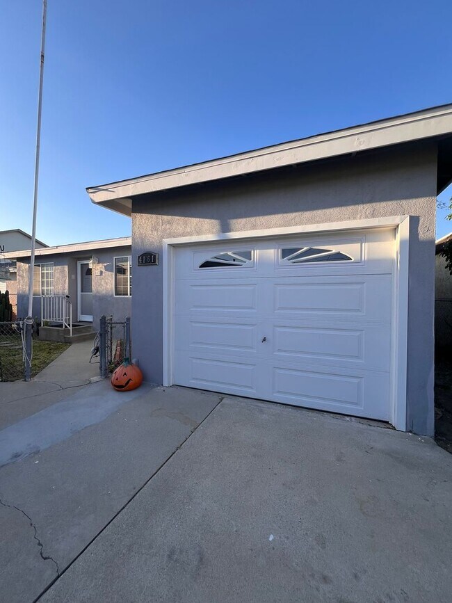 Foto del edificio - Private Back House with single garage & yard
