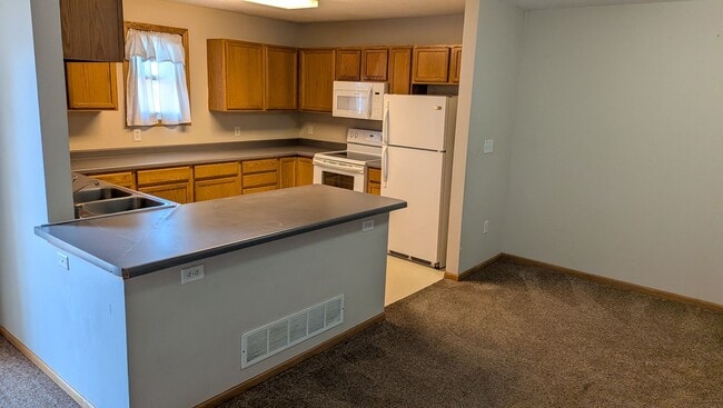 Building Photo - Location location location! This beautiful Fridley 3 bedroom townhouse, dont miss out!