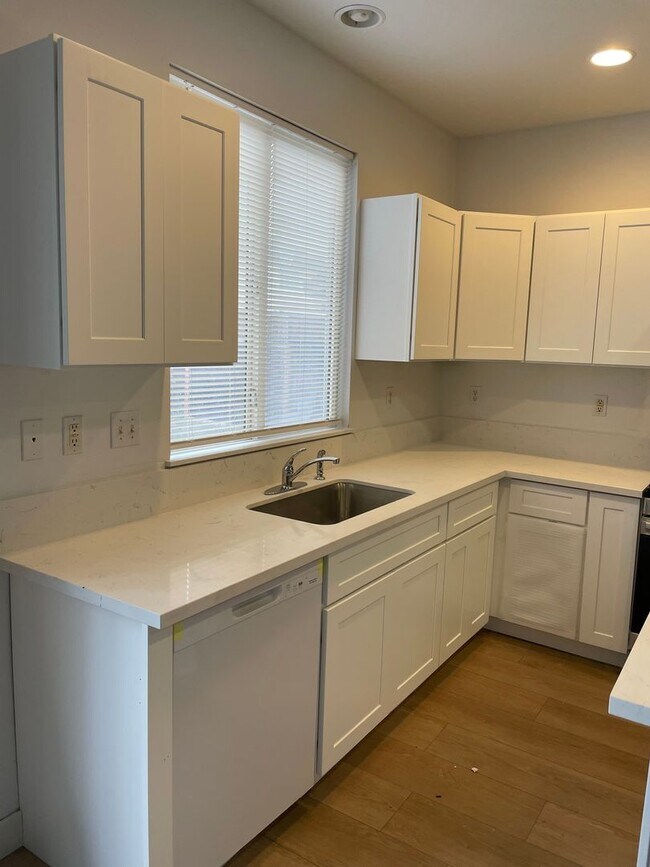 Foto del edificio - Spacious 6 Bedroom Home for Rent