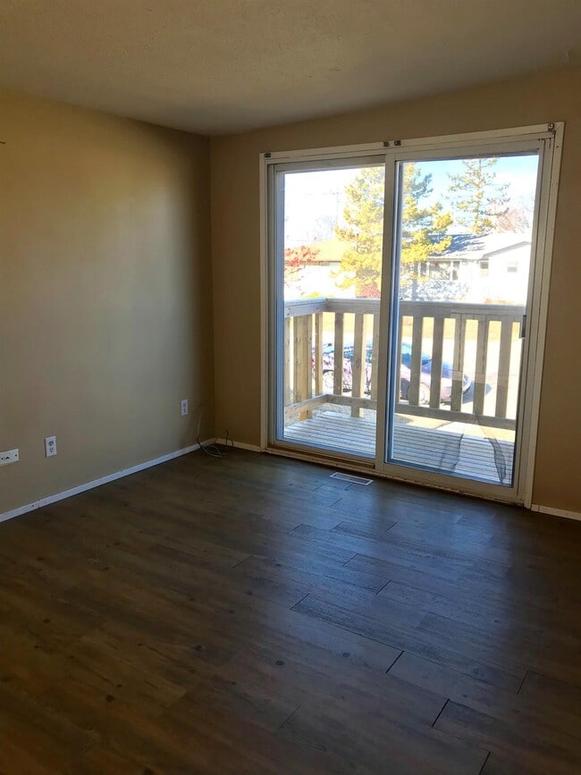 Building Photo - 3 Bed 1.5 Bath Unit in Olds, AB