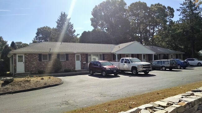 Building Photo - 787 Poquonnock Rd